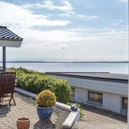 Vakantiehuis Two-bedroom Holiday In *